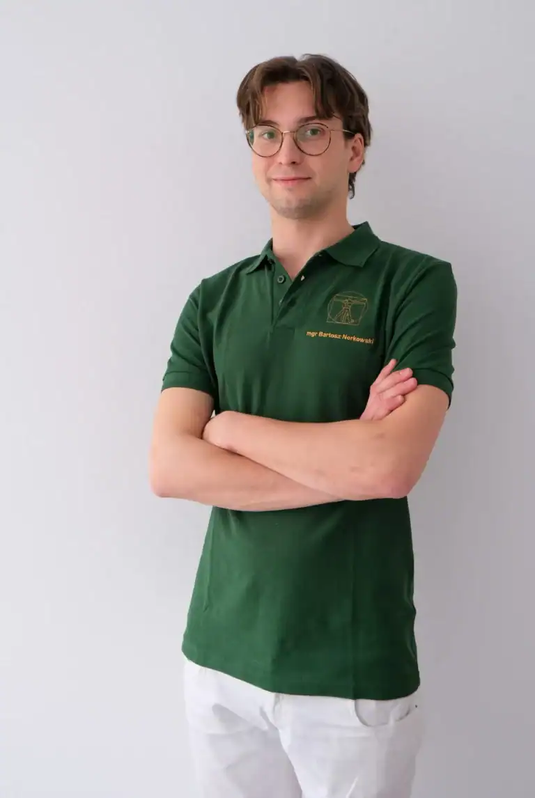 Portret mgr Bartosza Norkowskiego, fizjoterapeuty i współzałożyciela centrum rehabilitacji Sikorski-Norkowski we Wrocławiu.