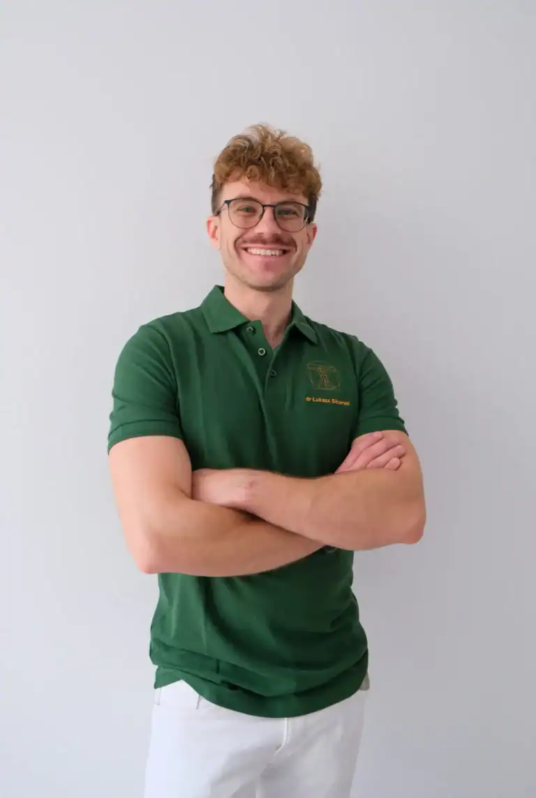 Portret dr Łukasza Sikorskiego, specjalisty fizjoterapii i współzałożyciela centrum rehabilitacji Sikorski-Norkowski we Wrocławiu.